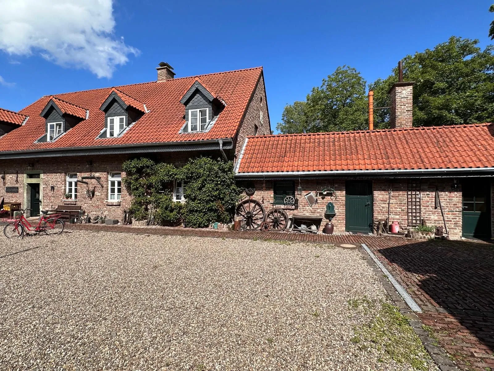 Ansicht Innenhof Apartments Uriger Innenhof der Apartments