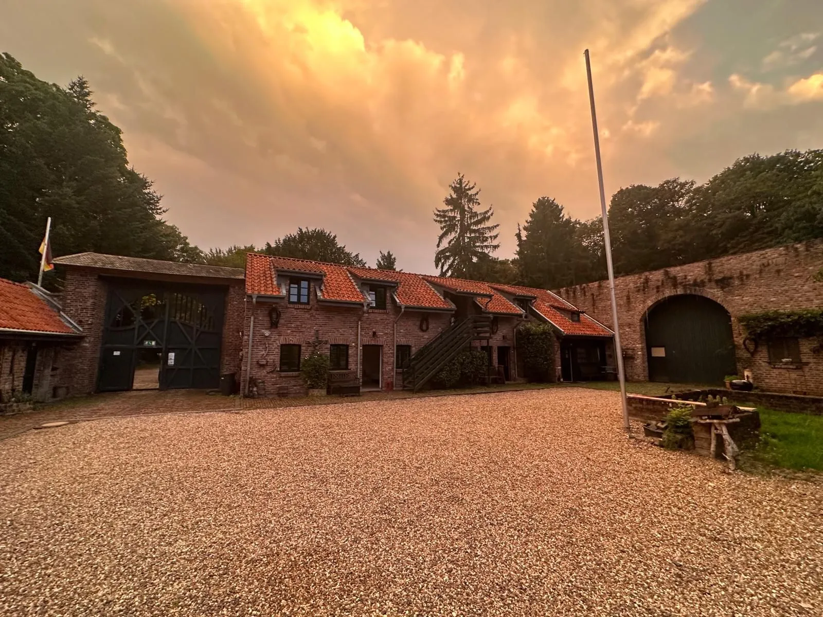 Nüssenberger Hof Köln Tor zum Innenhof und Hofansicht